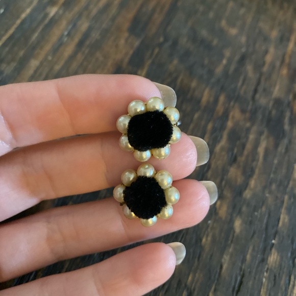 3/$15🥳 Vintage faux pearl earrings screw-back - Picture 2 of 7